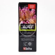 The RED SEA NO3 PO4 X NOPOX 500 ML black box features a vivid close-up of purple-tipped coral, emphasizing its role as an effective solution for exact nitrate and phosphate control. It supports vibrant coral growth and color, ensuring optimal algae management.