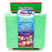 The SEAPORA PAD PHOS PAD 10X18 packaging features a versatile cut-to-size green filter pad for aquariums, adorned with vibrant clownfish and coral images. Product details are provided in English and French.