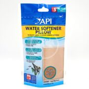 Image of the API WATER SOFTENER PILLOW 4OZ package. The blue and yellow packaging emphasizes filtration media to reduce aquarium water hardness. The label highlights its effectiveness for up to 5 filters, ensuring a balanced aquatic environment.