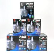 Boxes of SICCE SYNCRA SILENT water pumps are stacked in a pyramid. Their packaging features a photo of the pump with specs like size and capacity, highlighted in blue and white text on a black background, emphasizing the multifunctionality and reliability of these pumps.